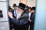 אדמו"רים ורבנים שליט"א ביי קביעת מזוזה אין די נייע אפיסעס פון בוני עולם אין ארץ ישראל 