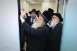 אדמו"רים ורבנים שליט"א ביי קביעת מזוזה אין די נייע אפיסעס פון בוני עולם אין ארץ ישראל 