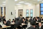 מעמד חנוכת הבית און קביעת מוזוה אין דעם נייעם בנין הישיבה לצעירים ד'סאטמאר אין וויליאמסבורג 