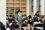 מעמד חנוכת הבית און קביעת מוזוה אין דעם נייעם בנין הישיבה לצעירים ד'סאטמאר אין וויליאמסבורג 