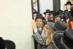 מעמד חנוכת הבית און קביעת מוזוה אין דעם נייעם בנין הישיבה לצעירים ד'סאטמאר אין וויליאמסבורג 