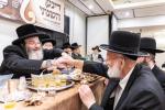 דינער און יארצייט סעודה בחצר הקודש בעלעד