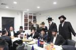 יארצייט סעודה פון הרה"ק ר' ישעי'לע קערעסטירער זי"ע ביי כ"ק אדמו"ר מזלאטשוב שליט"א אין פלעטבוש 
