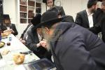 יארצייט סעודה פון הרה"ק ר' ישעי'לע קערעסטירער זי"ע ביי כ"ק אדמו"ר מזלאטשוב שליט"א אין פלעטבוש 