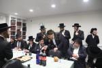 יארצייט סעודה פון הרה"ק ר' ישעי'לע קערעסטירער זי"ע ביי כ"ק אדמו"ר מזלאטשוב שליט"א אין פלעטבוש 