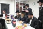 יארצייט סעודה פון הרה"ק ר' ישעי'לע קערעסטירער זי"ע ביי כ"ק אדמו"ר מזלאטשוב שליט"א אין פלעטבוש 