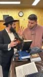 משכון וואס איז ארויסגעקומען פון געפענגעניש פון חאמאס, סשה טרופנוב, סאזוכט אין אוהל אדמו"רי ליובאוויטש זצ"ל 