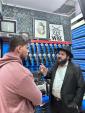 משכון וואס איז ארויסגעקומען פון געפענגעניש פון חאמאס, סשה טרופנוב, סאזוכט אין אוהל אדמו"רי ליובאוויטש זצ"ל 