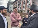 משכון וואס איז ארויסגעקומען פון געפענגעניש פון חאמאס, סשה טרופנוב, סאזוכט אין אוהל אדמו"רי ליובאוויטש זצ"ל 