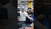 קארד דיקליינד!... טראמפ און זאלענסקי גייען אין גראסערי...