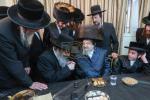 בר מצווה פון אור אייניקל פון הרה"ק רבי יעקב מאיר שעכטער שליט"א מיטן באטייליגונג פון דער מקובל הגה"צ רבי אביש ציינווירט שליט"א און המשפיע הגה"צ רבי צבי מאיר זילבערבערג שליט"א