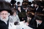כ"ק אדמו"ר מסאטמאר שליט"א איז קובע מזוזה ביי נייע קרית יואל פלייש געשעפט, ווערט געזען די בעה"ב פונעם געשעפט ר' חיים אבערלענדער