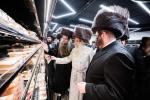 כ"ק אדמו"ר מסאטמאר שליט"א איז קובע מזוזה ביי נייע קרית יואל פלייש געשעפט, ווערט געזען די בעה"ב פונעם געשעפט ר' חיים אבערלענדער
