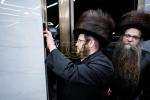 כ"ק אדמו"ר מסאטמאר שליט"א איז קובע מזוזה ביי נייע קרית יואל פלייש געשעפט, ווערט געזען די בעה"ב פונעם געשעפט ר' חיים אבערלענדער