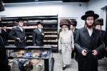 כ"ק אדמו"ר מסאטמאר שליט"א איז קובע מזוזה ביי נייע קרית יואל פלייש געשעפט, ווערט געזען די בעה"ב פונעם געשעפט ר' חיים אבערלענדער