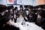 כ"ק אדמו"ר מסאטמאר שליט"א איז קובע מזוזה ביי נייע קרית יואל פלייש געשעפט, ווערט געזען די בעה"ב פונעם געשעפט ר' חיים אבערלענדער