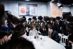 כ"ק אדמו"ר מסאטמאר שליט"א איז קובע מזוזה ביי נייע קרית יואל פלייש געשעפט, ווערט געזען די בעה"ב פונעם געשעפט ר' חיים אבערלענדער