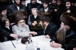 כ"ק אדמו"ר מסאטמאר שליט"א איז קובע מזוזה ביי נייע קרית יואל פלייש געשעפט, ווערט געזען די בעה"ב פונעם געשעפט ר' חיים אבערלענדער