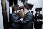 כ"ק אדמו"ר מסאטמאר שליט"א איז קובע מזוזה ביי נייע קרית יואל פלייש געשעפט, ווערט געזען די בעה"ב פונעם געשעפט ר' חיים אבערלענדער