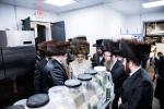 כ"ק אדמו"ר מסאטמאר שליט"א איז קובע מזוזה ביי נייע קרית יואל פלייש געשעפט, ווערט געזען די בעה"ב פונעם געשעפט ר' חיים אבערלענדער