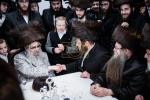 כ"ק אדמו"ר מסאטמאר שליט"א איז קובע מזוזה ביי נייע קרית יואל פלייש געשעפט, ווערט געזען די בעה"ב פונעם געשעפט ר' חיים אבערלענדער