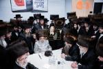 כ"ק אדמו"ר מסאטמאר שליט"א איז קובע מזוזה ביי נייע קרית יואל פלייש געשעפט, ווערט געזען די בעה"ב פונעם געשעפט ר' חיים אבערלענדער