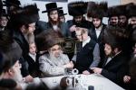 כ"ק אדמו"ר מסאטמאר שליט"א איז קובע מזוזה ביי נייע קרית יואל פלייש געשעפט, ווערט געזען די בעה"ב פונעם געשעפט ר' חיים אבערלענדער