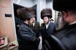 כ"ק אדמו"ר מסאטמאר שליט"א איז קובע מזוזה ביי נייע קרית יואל פלייש געשעפט, ווערט געזען די בעה"ב פונעם געשעפט ר' חיים אבערלענדער