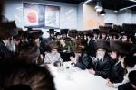 כ"ק אדמו"ר מסאטמאר שליט"א איז קובע מזוזה ביי נייע קרית יואל פלייש געשעפט, ווערט געזען די בעה"ב פונעם געשעפט ר' חיים אבערלענדער