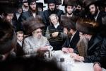 כ"ק אדמו"ר מסאטמאר שליט"א איז קובע מזוזה ביי נייע קרית יואל פלייש געשעפט, ווערט געזען די בעה"ב פונעם געשעפט ר' חיים אבערלענדער