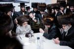 כ"ק אדמו"ר מסאטמאר שליט"א איז קובע מזוזה ביי נייע קרית יואל פלייש געשעפט, ווערט געזען די בעה"ב פונעם געשעפט ר' חיים אבערלענדער