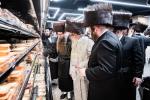 כ"ק אדמו"ר מסאטמאר שליט"א איז קובע מזוזה ביי נייע קרית יואל פלייש געשעפט, ווערט געזען די בעה"ב פונעם געשעפט ר' חיים אבערלענדער