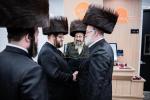כ"ק אדמו"ר מסאטמאר שליט"א איז קובע מזוזה ביי נייע קרית יואל פלייש געשעפט, ווערט געזען די בעה"ב פונעם געשעפט ר' חיים אבערלענדער