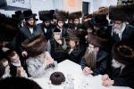 כ"ק אדמו"ר מסאטמאר שליט"א איז קובע מזוזה ביי נייע קרית יואל פלייש געשעפט, ווערט געזען די בעה"ב פונעם געשעפט ר' חיים אבערלענדער