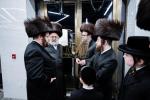 כ"ק אדמו"ר מסאטמאר שליט"א איז קובע מזוזה ביי נייע קרית יואל פלייש געשעפט, ווערט געזען די בעה"ב פונעם געשעפט ר' חיים אבערלענדער