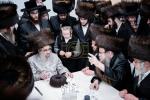 כ"ק אדמו"ר מסאטמאר שליט"א איז קובע מזוזה ביי נייע קרית יואל פלייש געשעפט, ווערט געזען די בעה"ב פונעם געשעפט ר' חיים אבערלענדער
