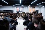 כ"ק אדמו"ר מסאטמאר שליט"א איז קובע מזוזה ביי נייע קרית יואל פלייש געשעפט, ווערט געזען די בעה"ב פונעם געשעפט ר' חיים אבערלענדער