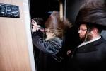 כ"ק אדמו"ר מסאטמאר שליט"א איז קובע מזוזה ביי נייע קרית יואל פלייש געשעפט, ווערט געזען די בעה"ב פונעם געשעפט ר' חיים אבערלענדער