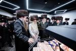 כ"ק אדמו"ר מסאטמאר שליט"א איז קובע מזוזה ביי נייע קרית יואל פלייש געשעפט, ווערט געזען די בעה"ב פונעם געשעפט ר' חיים אבערלענדער