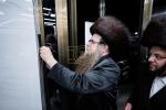 כ"ק אדמו"ר מסאטמאר שליט"א איז קובע מזוזה ביי נייע קרית יואל פלייש געשעפט, ווערט געזען די בעה"ב פונעם געשעפט ר' חיים אבערלענדער