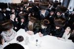 כ"ק אדמו"ר מסאטמאר שליט"א איז קובע מזוזה ביי נייע קרית יואל פלייש געשעפט, ווערט געזען די בעה"ב פונעם געשעפט ר' חיים אבערלענדער