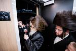 כ"ק אדמו"ר מסאטמאר שליט"א איז קובע מזוזה ביי נייע קרית יואל פלייש געשעפט, ווערט געזען די בעה"ב פונעם געשעפט ר' חיים אבערלענדער
