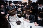 כ"ק אדמו"ר מסאטמאר שליט"א איז קובע מזוזה ביי נייע קרית יואל פלייש געשעפט, ווערט געזען די בעה"ב פונעם געשעפט ר' חיים אבערלענדער
