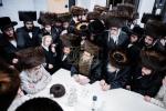 כ"ק אדמו"ר מסאטמאר שליט"א איז קובע מזוזה ביי נייע קרית יואל פלייש געשעפט, ווערט געזען די בעה"ב פונעם געשעפט ר' חיים אבערלענדער