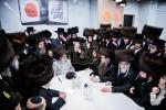 כ"ק אדמו"ר מסאטמאר שליט"א איז קובע מזוזה ביי נייע קרית יואל פלייש געשעפט, ווערט געזען די בעה"ב פונעם געשעפט ר' חיים אבערלענדער
