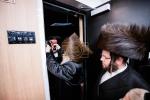 כ"ק אדמו"ר מסאטמאר שליט"א איז קובע מזוזה ביי נייע קרית יואל פלייש געשעפט, ווערט געזען די בעה"ב פונעם געשעפט ר' חיים אבערלענדער