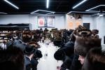 כ"ק אדמו"ר מסאטמאר שליט"א איז קובע מזוזה ביי נייע קרית יואל פלייש געשעפט, ווערט געזען די בעה"ב פונעם געשעפט ר' חיים אבערלענדער