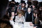 כ"ק אדמו"ר מסאטמאר שליט"א איז קובע מזוזה ביי נייע קרית יואל פלייש געשעפט, ווערט געזען די בעה"ב פונעם געשעפט ר' חיים אבערלענדער
