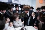 כ"ק אדמו"ר מסאטמאר שליט"א איז קובע מזוזה ביי נייע קרית יואל פלייש געשעפט, ווערט געזען די בעה"ב פונעם געשעפט ר' חיים אבערלענדער