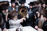 כ"ק אדמו"ר מסאטמאר שליט"א איז קובע מזוזה ביי נייע קרית יואל פלייש געשעפט, ווערט געזען די בעה"ב פונעם געשעפט ר' חיים אבערלענדער